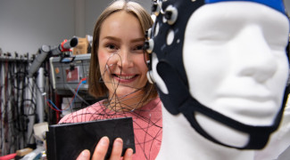 opiskelija fysiikan laboratoriossa