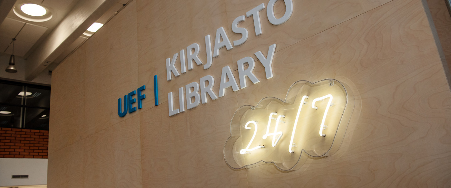 sisäseinä, teksti UEF Kirjasto Library 24/7.
