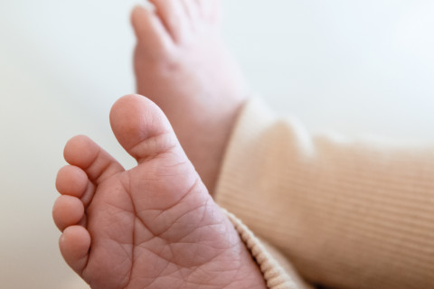 Photo of a newborn baby&#039;s feet.