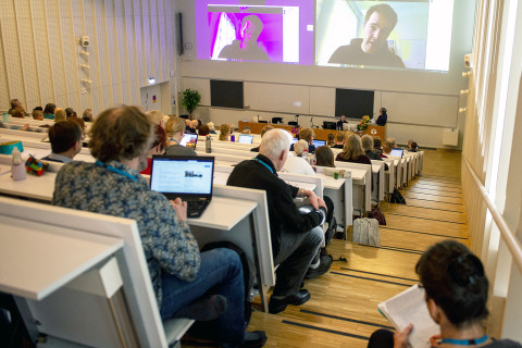 Yleisöä Maailma-symposiumissa