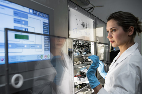 Photo of a woman in the ILMARI laboratory.