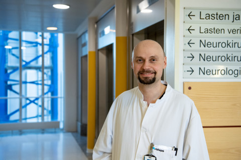 Professori Ville Leinonen Kuopion yliopistollisen sairaalan käytävällä.