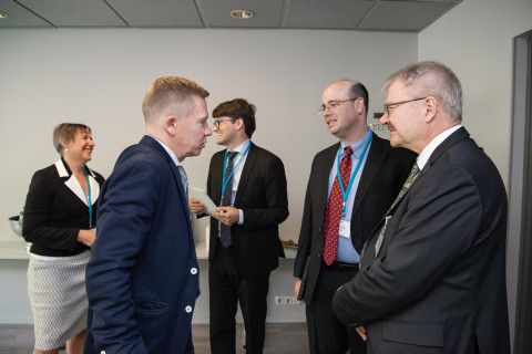 Kuopio Stroke Symposiumin puhujista kuvassa takana Julie Bernhardt (vas.), Peter Willeit ja Sean Savitz. Edessä symposiumin järjestäjistä professori Pekka Jäkälä (vas.) ja dosentti Jukka Jolkkonen.