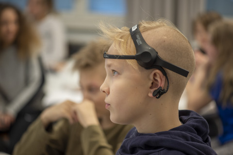 Oppilaalta mitataan aivoaaltoja pannan avulla