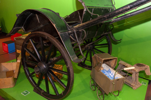 Kuvituskuva näyttelyesineitä Kadonnut kinnas -näyttelyssä