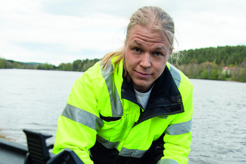 Tuomo Nissinen ottamassa vesinäytettä