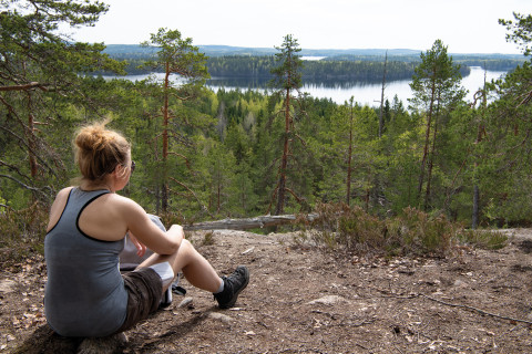Kuvituskuva retkeilijä kansallispuistossa