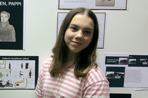 Tyttö esittelee näyttelyä