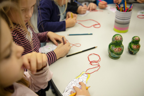 Lapset piirtelemässä venäjän kielikylvyssä