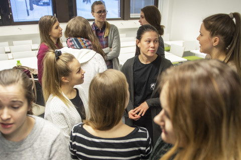Opiskelijat keskustelevat ryhmissä