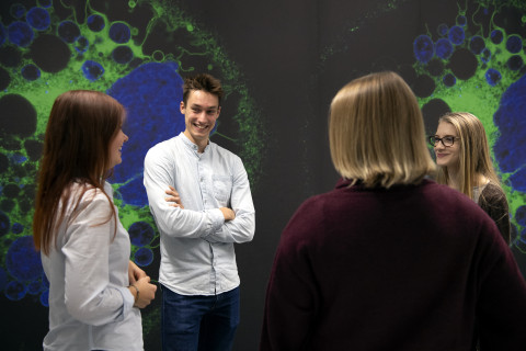 opiskelijat keskustelemassa