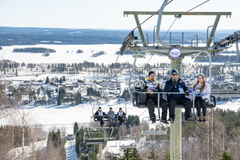 Ihmisiä hiihtohississä. Tahko Ski Lift Pitch -kilpailu.