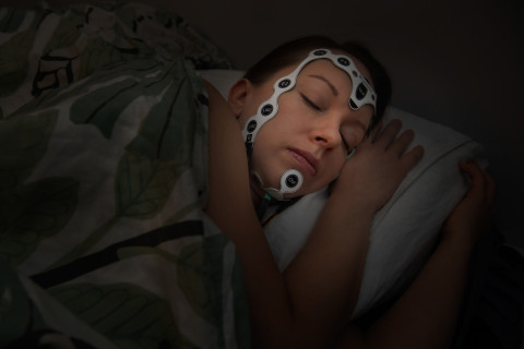 Uniapnean diagnosointiin kehitetty elektrodisetti nukkuvan henkilön päässä