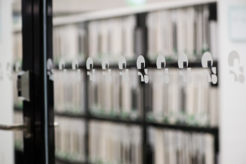 lasiovi, lehtiä hyllyssä.