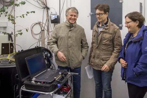 Tutkijoita juuristolabrassa.