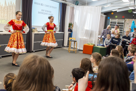 Venäläiset oppilaat pitämässä tanssiesitystä konferenssivieraille.