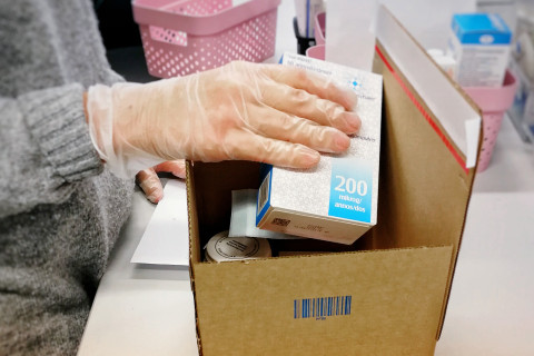 Yliopiston verkkoapteekin tilausta pakataan.