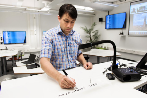 Kielikeskuksen johtaja Lauri Tolkki.