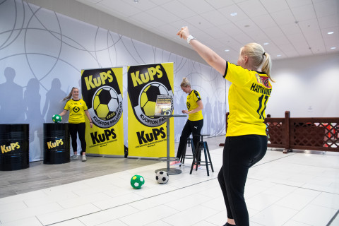 KuPSin pelaajien temppurata lapsille.