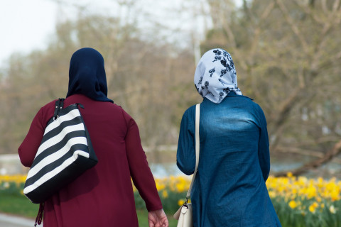 Kaksi naista kävelee puistossa