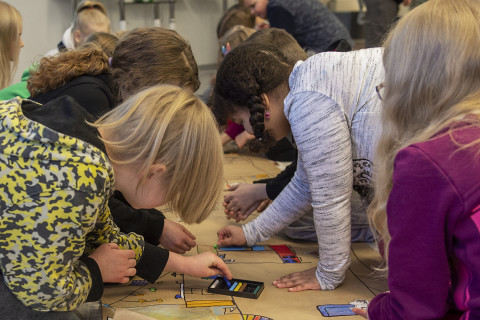 Oppilaat piirtämässä.