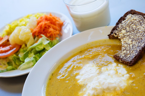 Kasviskeitto, salaatti, leipä ja maito.