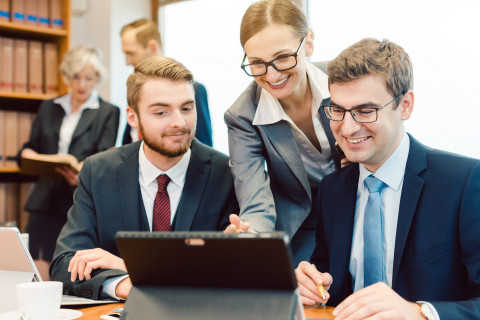 Ihmisiä neuvottelussa