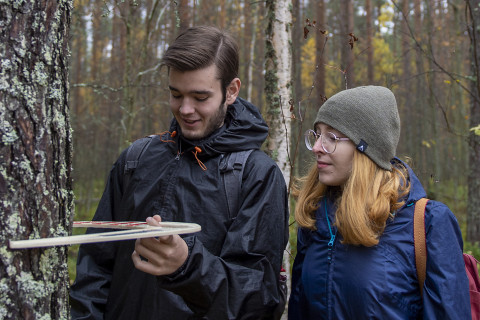 Lumet_metsätieteet_opiskelijat_mittaamassa_puuta.