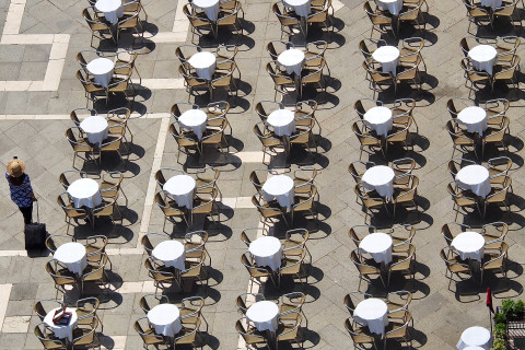 Tyhjiä kahvilapöytiä Venetsiassa