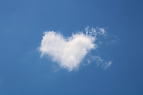 Sininen taivas. Sydämenmuotoinen poutapilvi.