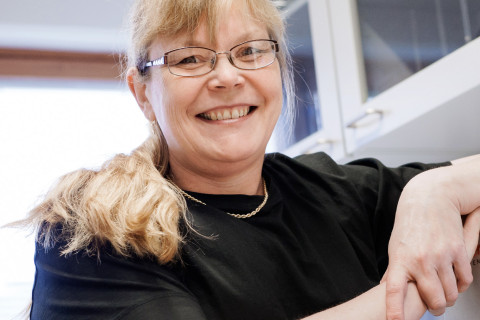Marja Maljanen laboratoriossa.