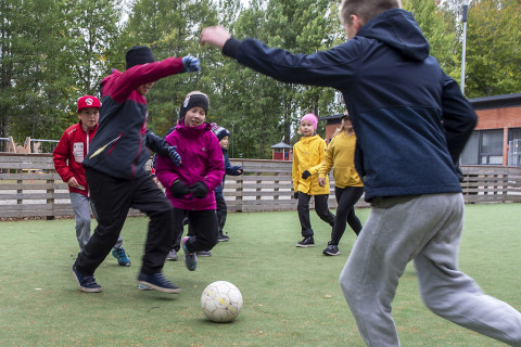 Oppilaat jalkapalloa pelaamassa.
