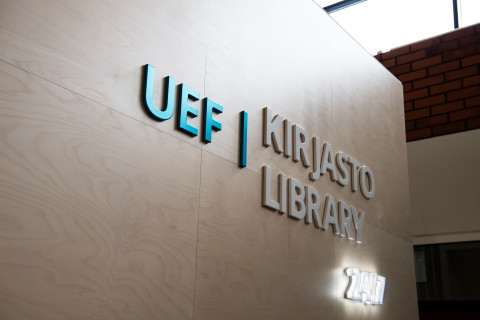 UEF kirjasto -teksti seinällä.