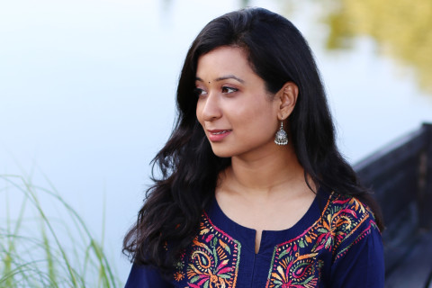 Nainen istuu veneessä.