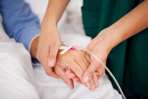 Potilaan ja sairaanhoitajan kädet