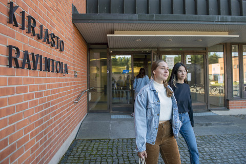 Ihmisiä Joensuun kampuskirjaston ulkopuolella.