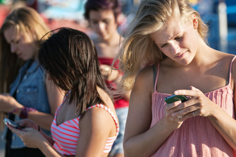 Nuoret matkapuhelinten kanssa.