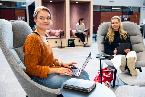 Opiskelijoita UEFin kirjastossa.