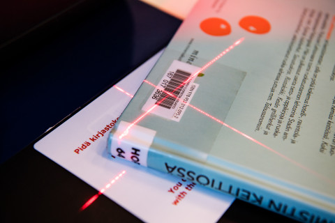 UEFin kirjaston lainauspiste.