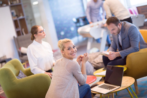 kolme nuorta aikuista neuvottelussa