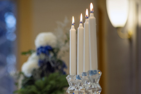 Kynttilät kirkossa.