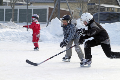 Lapsia pelaamassa jääkiekkoa