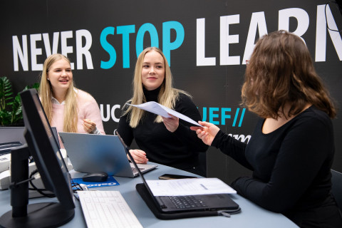 Farmasian opiskelijat työskentelevät yhdessä.