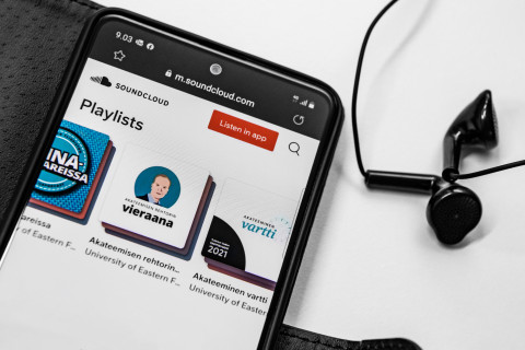 UEFin podcasteja matkapuhelimen näytöllä.