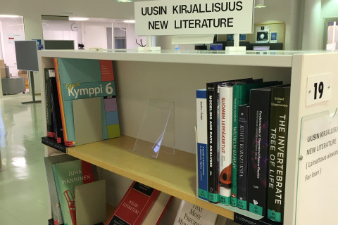 Kirjaston hylly, jossa uusia kirjoja. 