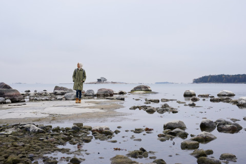 Nainen meren rannalla