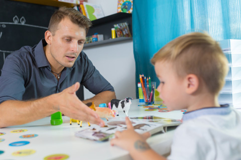 Poika puheterapiassa.