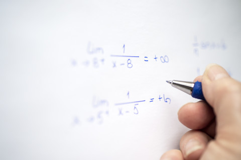 Matematiikan tehtävän ratkaiseminen.