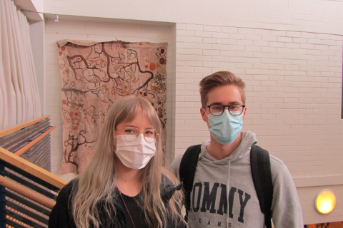 Jenna ja Jere poistumassa kirjoituksista