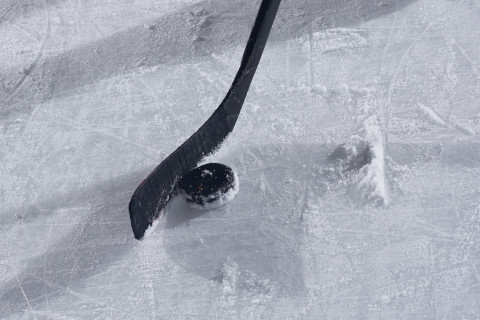 Jääkiekkomaila ja kiekko.